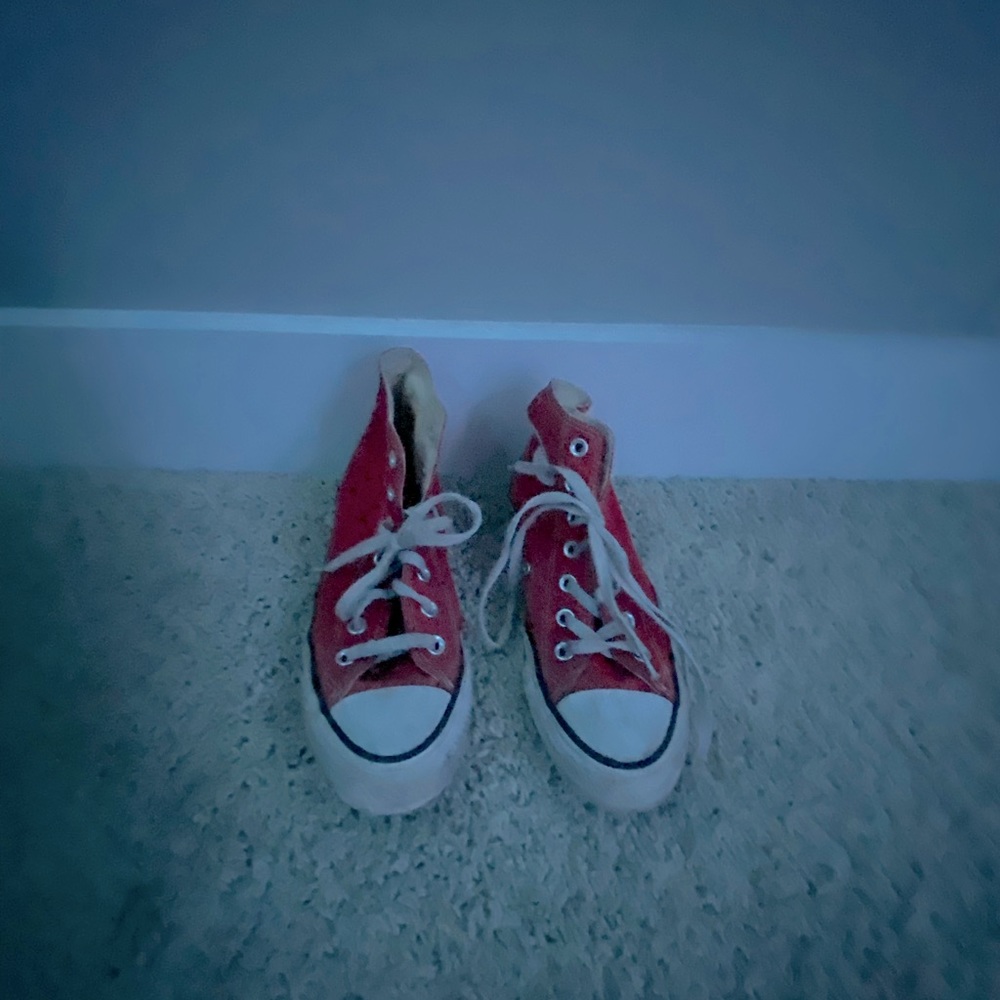 Red converse, men in size 5